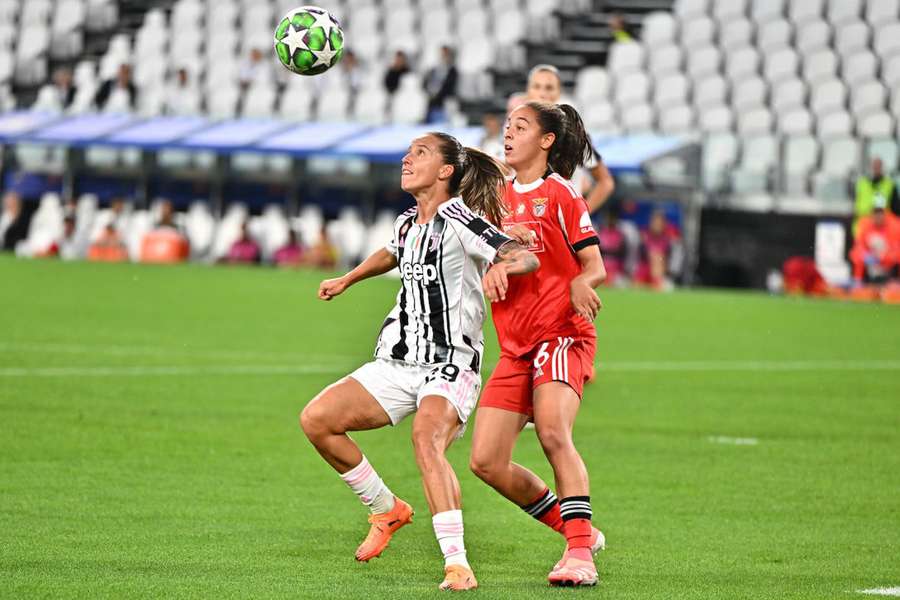 Beatriz Cameirão disputa a bola com Tatiana Pinto, portuguesa da Juventus