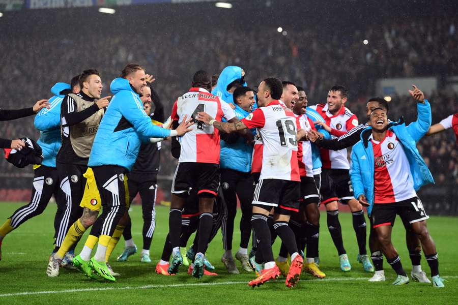 Feyenoord wint in zinderende wedstrijd van Lazio en wordt eerste in spannende poule