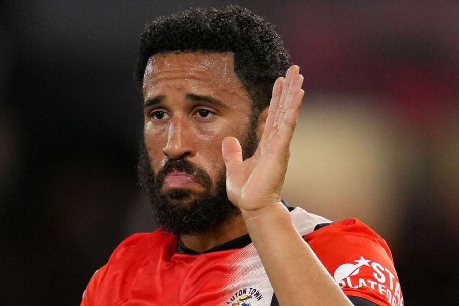 Andros Townsend van Luton Town kijkt bedroefd terwijl hij zwaait naar fans