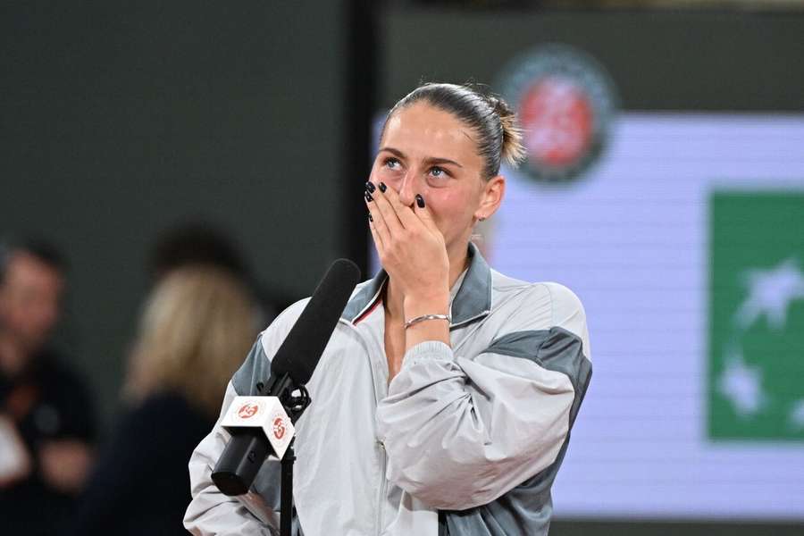 Marta Kosťuková při rozhovoru na kurtu po čtvrtfinálové výhře.