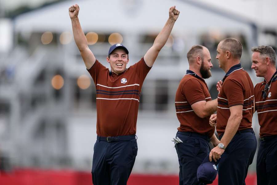 Matt Fitzpatrick (s rukama nad hlavou) je lídrem týmu Evropy.