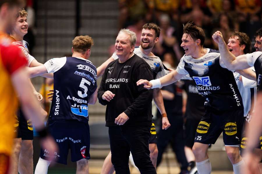 Head coach Nick Rasmussen and his players celebrate the win against Montpellier Head coach Nick Rasmussen and his players celebrate the win against Montpellier