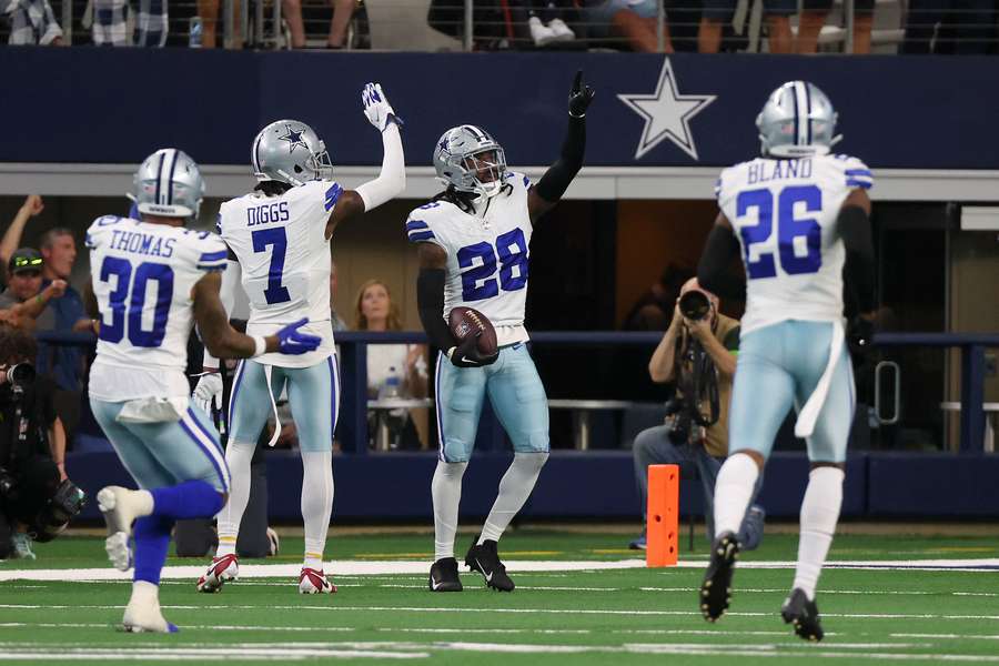 Los jugadores de los Cowboys celebran una acción