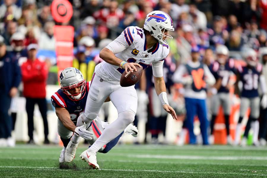 Josh Allen probeert een tackle te ontwijken tegen de New England Patriots