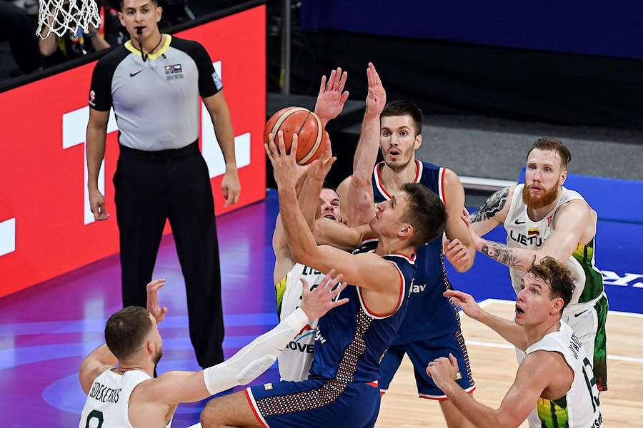 Bogdan Bogdanovic worstelt zich door de defensie van de Litouwers