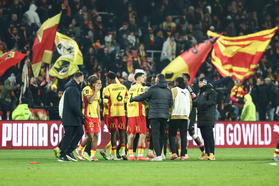 Il Lens festeggia la vittoria sullo Strasburgo Il Lens festeggia la vittoria sullo Strasburgo