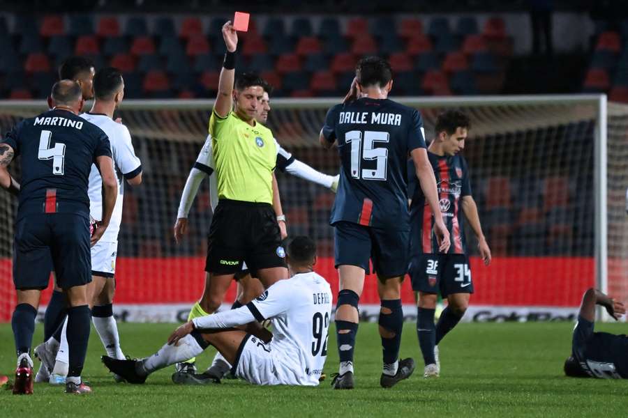 Gregoire Defrel espulso durante Cosenza-Modena per un brutto fallo in ritardo