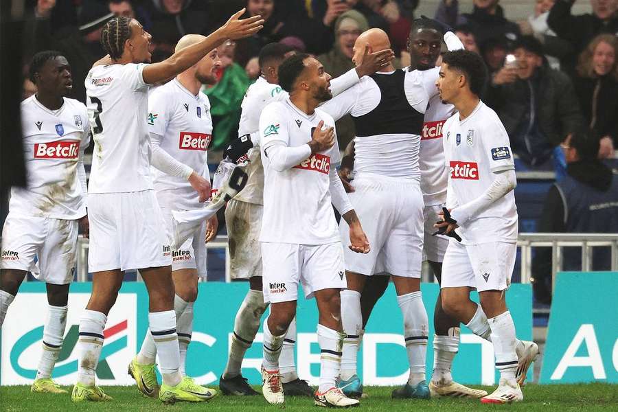 Les joueurs de Dunkerque qui célèbrent le but de l'égalisation. 