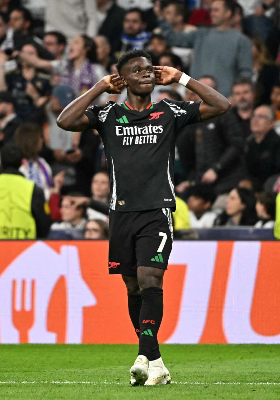 Saka celebra após marcar no Bernabéu