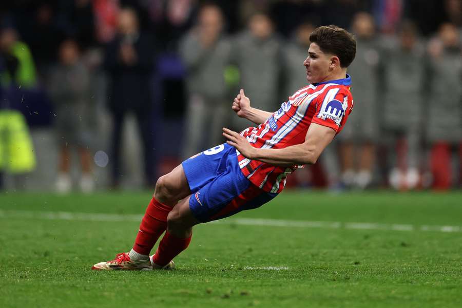 Julián Álvarez no momento da marcação do penálti contra o Real Madrid na Liga dos Campeões
