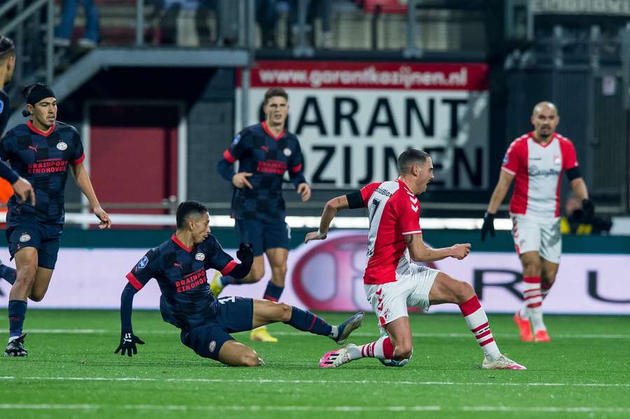 Het bewuste moment in de wedstrijd FC Emmen - PSV