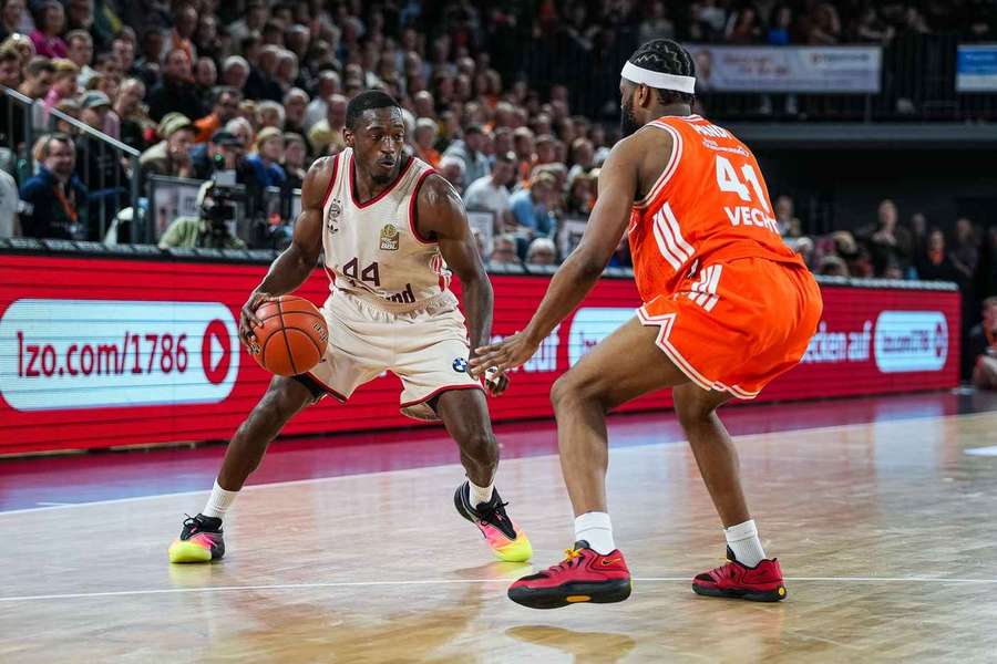 Kamar Baldwin (l.) führte Bayern mit 15 Punkten zum Sieg Kamar Baldwin (l.) führte Bayern mit 15 Punkten zum Sieg