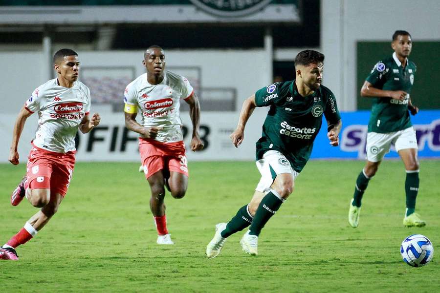 Goiás melhorou no segundo tempo, mas não conseguiu transformar evolução em bola na rede