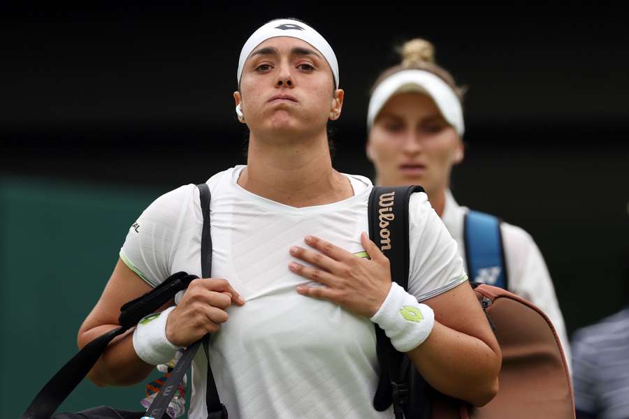 Marketa Vondrousova (R) and Ons Jabeur during Wimbledon 2023