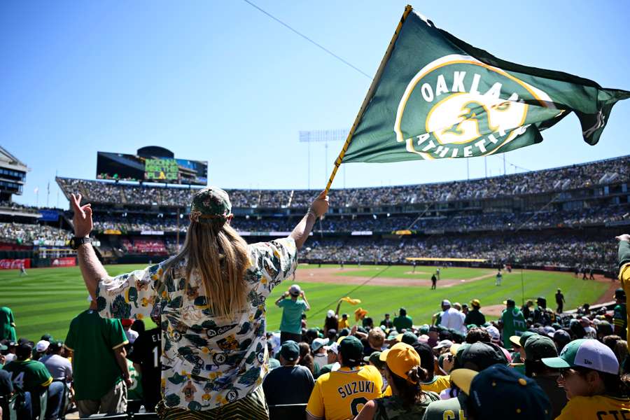 El público abarrotó el Coliseum en el último partido de los A's en Oakland