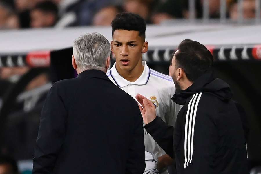 Álvaro Rodríguez recibe instrucciones de Carlo y Davide Ancelotti.