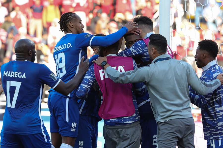 Al-Hilal celebra gol de empate no fim do tempo normal