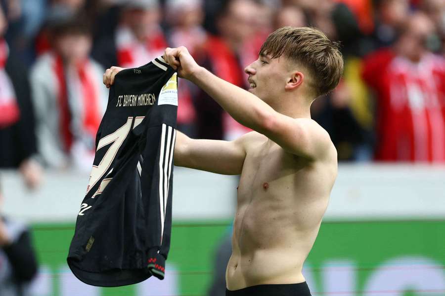 Karl slavil vítěznou branku sundaným dresem. Karl slavil vítěznou branku sundaným dresem.