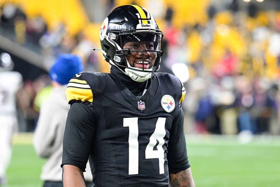 Kenneth Gainwell smiling before a game
