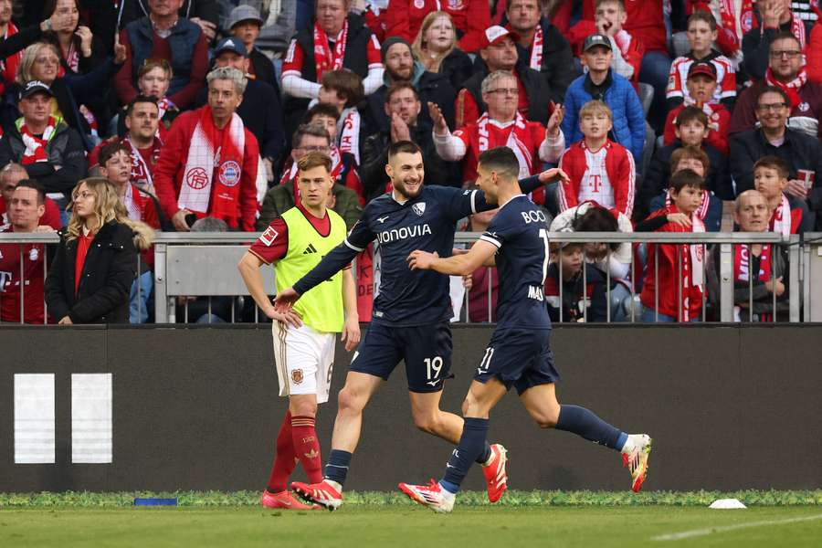 I giocatori del Bochum esultano per il gol segnato al Bayern Monaco