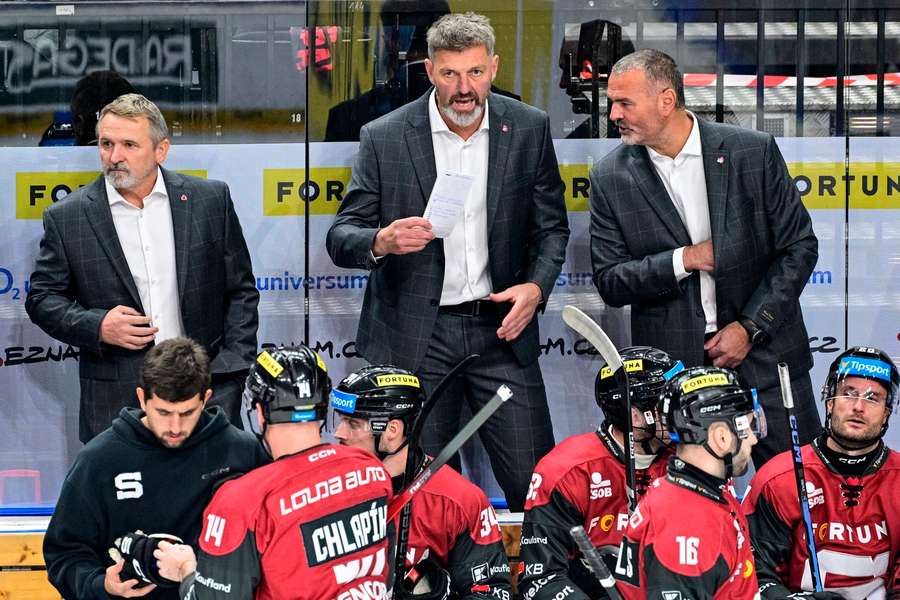 Spartu nově vede Jaroslav Nedvěd (na trenérské lavici uprostřed).