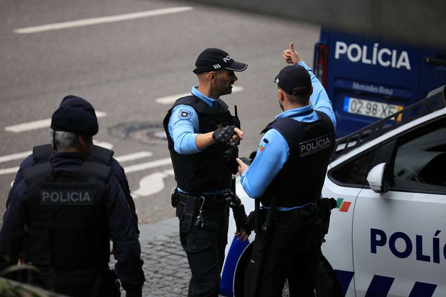 Agentes da GISP escoltam a chegada ao Tribunal de Instrução Criminal (TIC) do veículo com Fernando Madureira