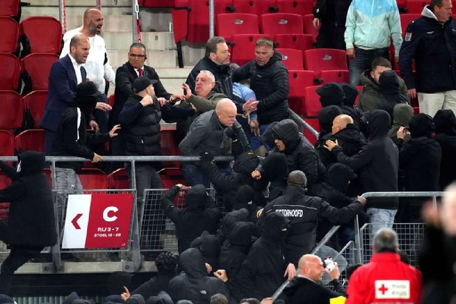 Torcedores do time da casa quebraram uma cerca e atacaram representantes do West Ham