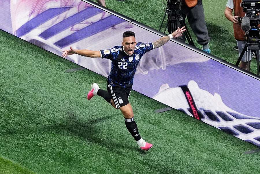 La gioia di Lautaro dopo la rete all'Inghilterra La gioia di Lautaro dopo la rete all'Inghilterra