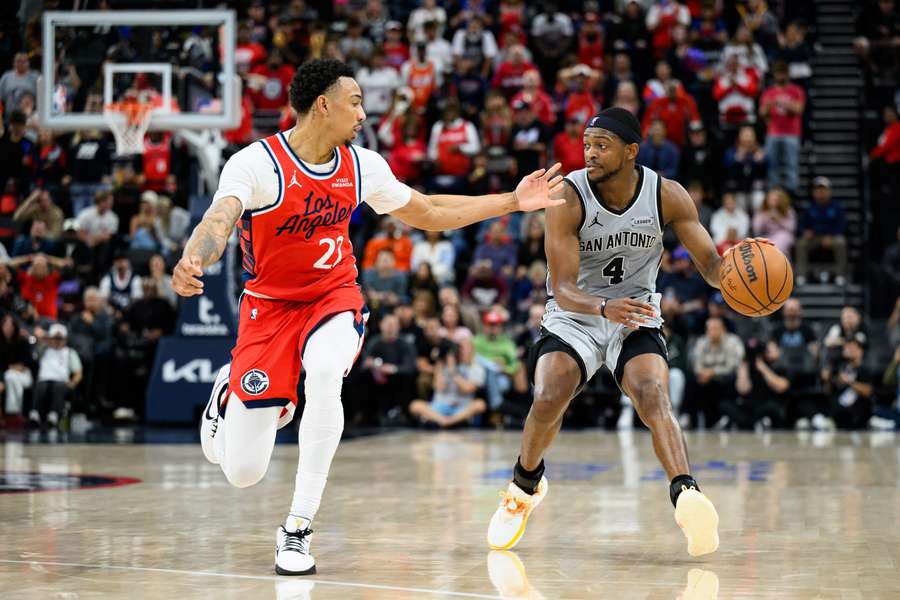 De'Aaron Fox (vpravo) nazbieral 22 bodov.