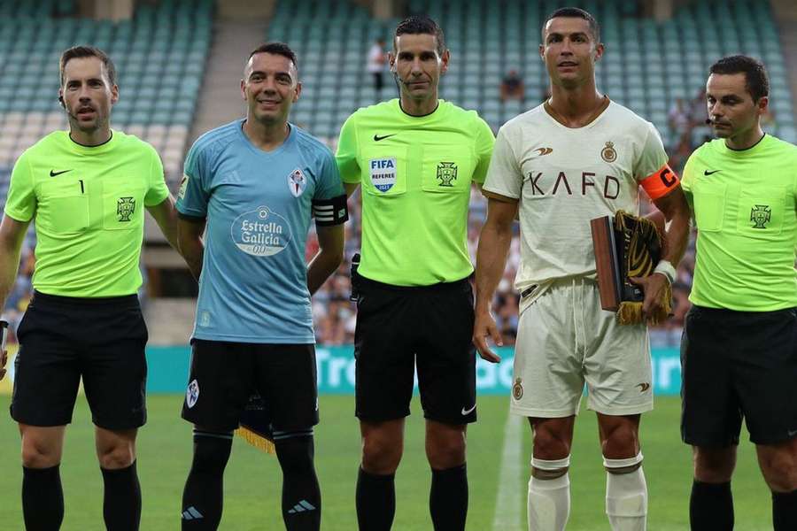 Iago Aspas y Cristiano Ronaldo, con António Nobre en el centro