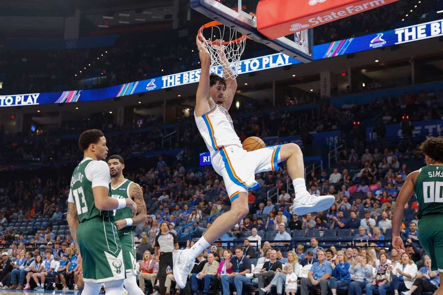 Aday Mara hace un mate contra los Bucks