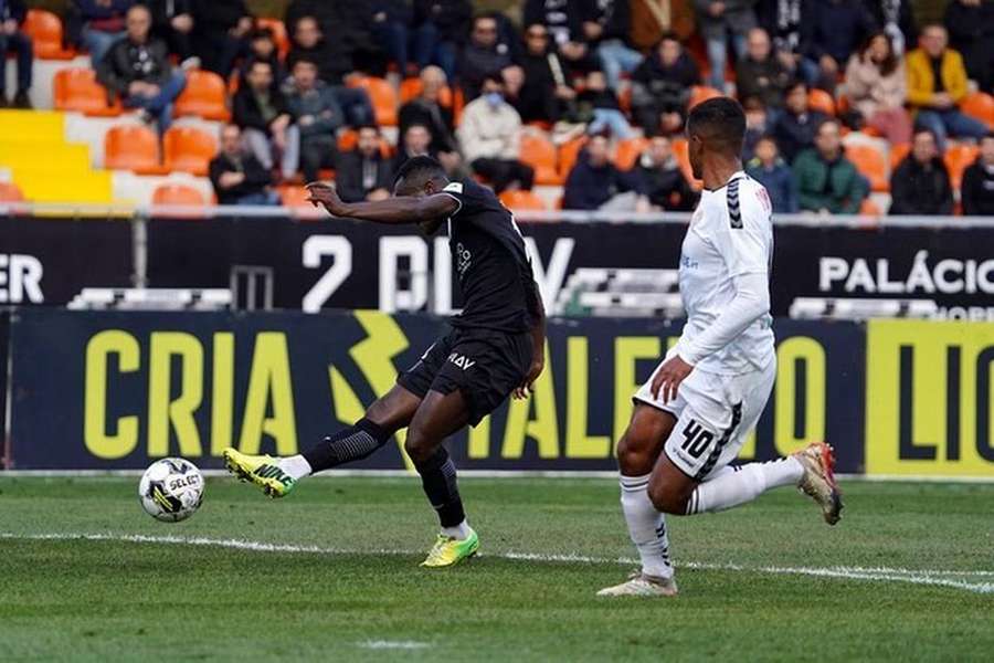 Famana Quizera fez desta forma o golo do Académico Viseu Famana Quizera fez desta forma o golo do Académico Viseu