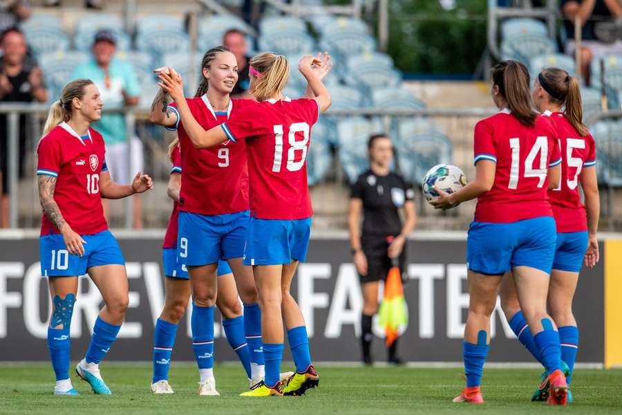 Kateřina Svitková (vlevo) a Andrea Stašková (č. 9) patří dlouhodobě k oporám národního týmu.