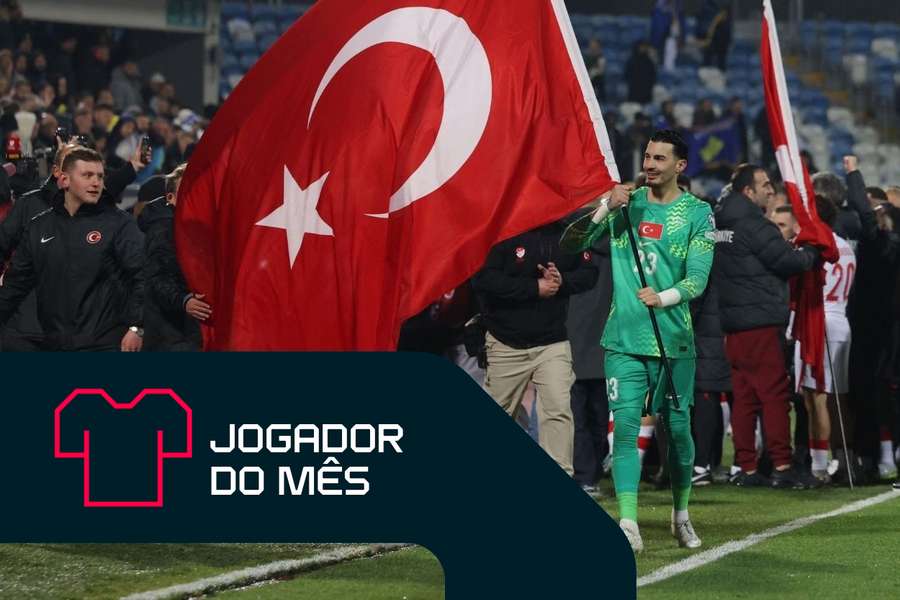 Ugurcan Cakir agita a bandeira turca após a sua seleção garantir a qualificação para o Mundial 2026