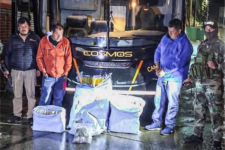 Caz incredibil înaintea unui meci din Copa Sudamericana: 86 kg de droguri, găsite într-un autocar Caz incredibil înaintea unui meci din Copa Sudamericana: 86 kg de droguri, găsite într-un autocar
