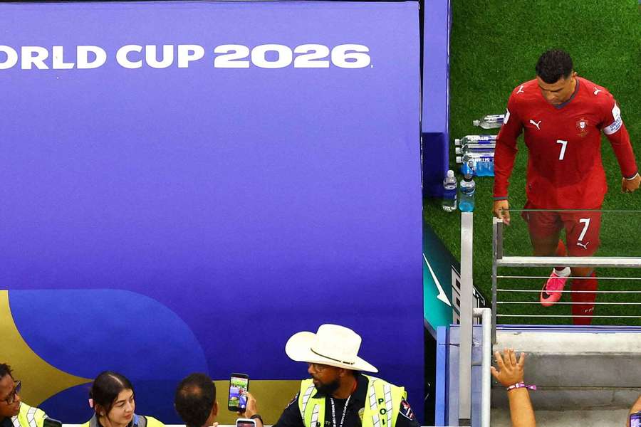 Ronaldo deixa relvado após eliminação Ronaldo deixa relvado após eliminação
