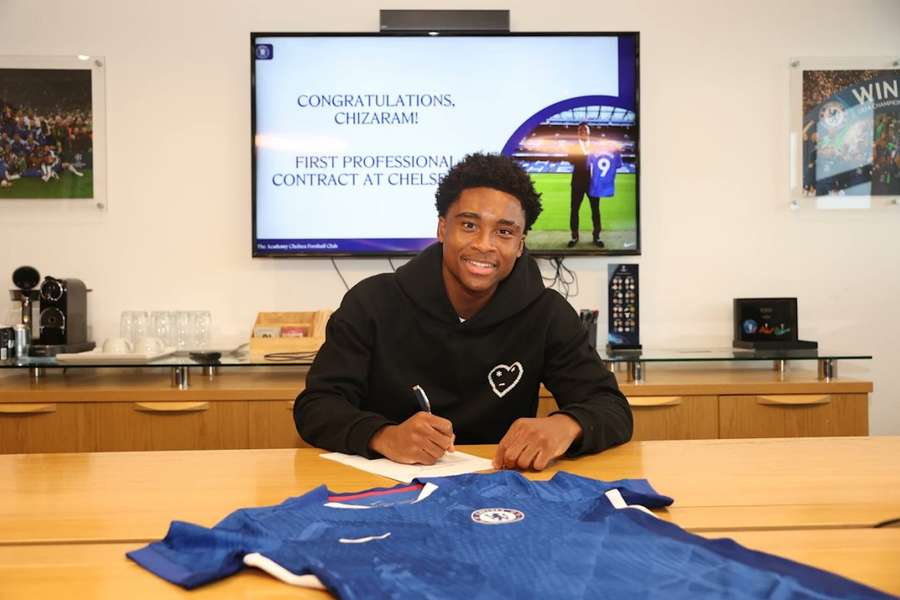 Ezenwata pens Chelsea pro deal