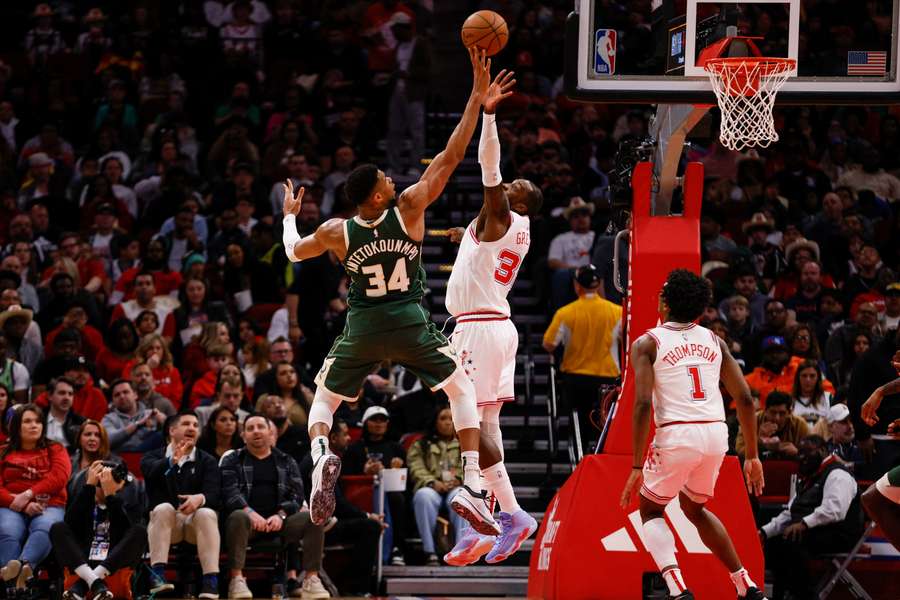 Jeff Green met een block op een poging van Giannis Antetokounmpo