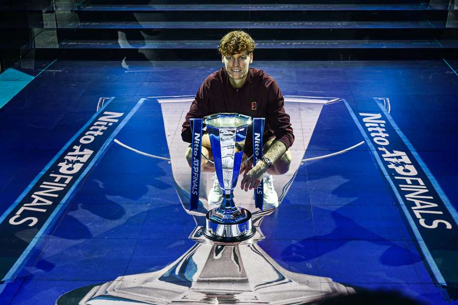 Jannik Sinner cu trofeul ATP Finals Jannik Sinner cu trofeul ATP Finals