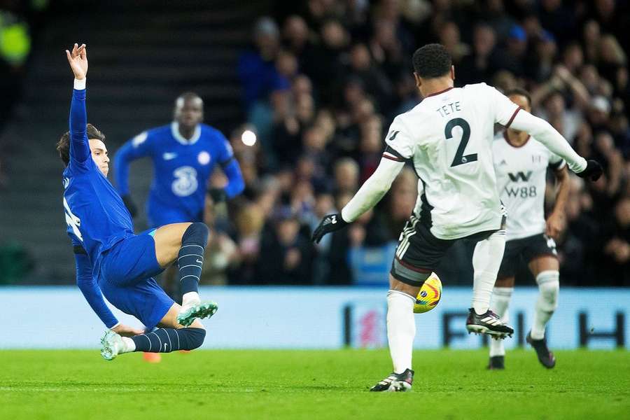 Fulham v dohrávke porazil Chelsea, Félix dostal pri debute červenú kartu