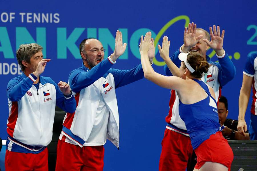 Linda Noskova sărbătorește alături de echipa Cehiei Linda Noskova sărbătorește alături de echipa Cehiei