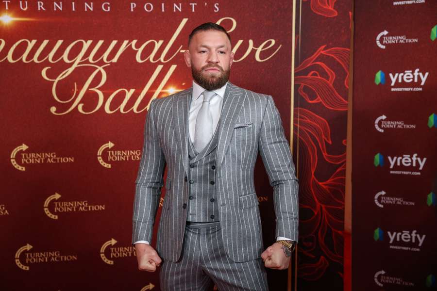Conor McGregor posa ante los medios