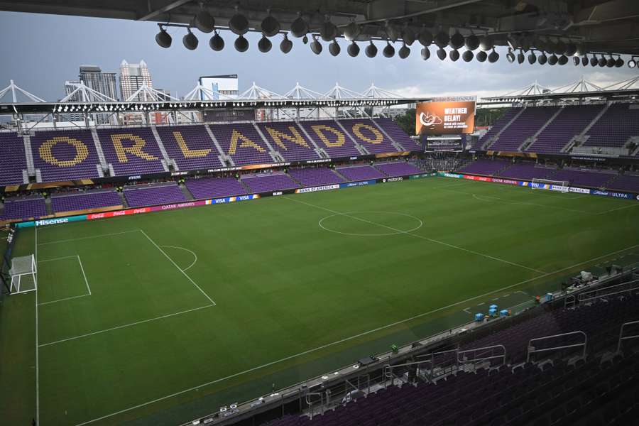 Lo stadio vuoto dopo l'interruzione