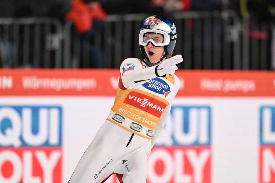 Daniel Tschofenig se réjouit de son bon saut lors de la deuxième manche.