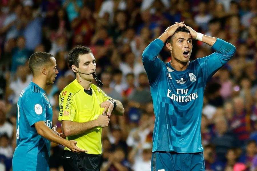 Cristiano Ronaldo se lamenta por la roja que le mostró De Burgos Bengoetxea.