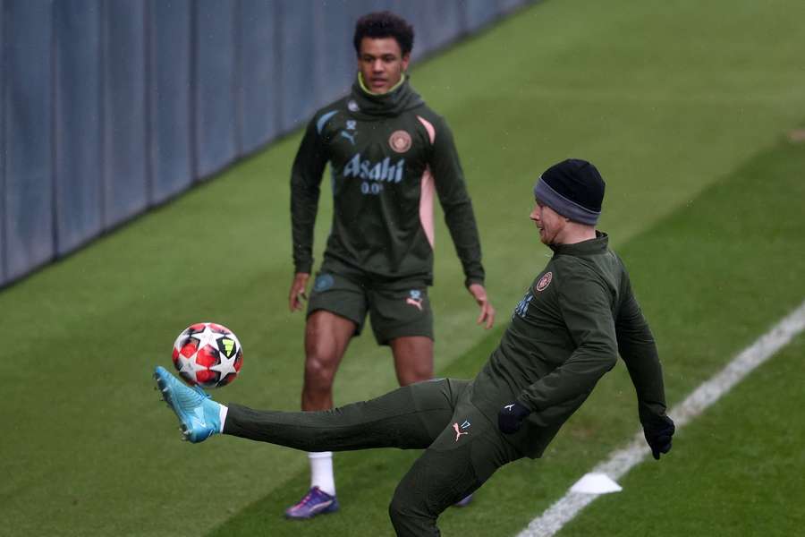 Oscar Bobb com Kevin de Bruyne, esta terça-feira