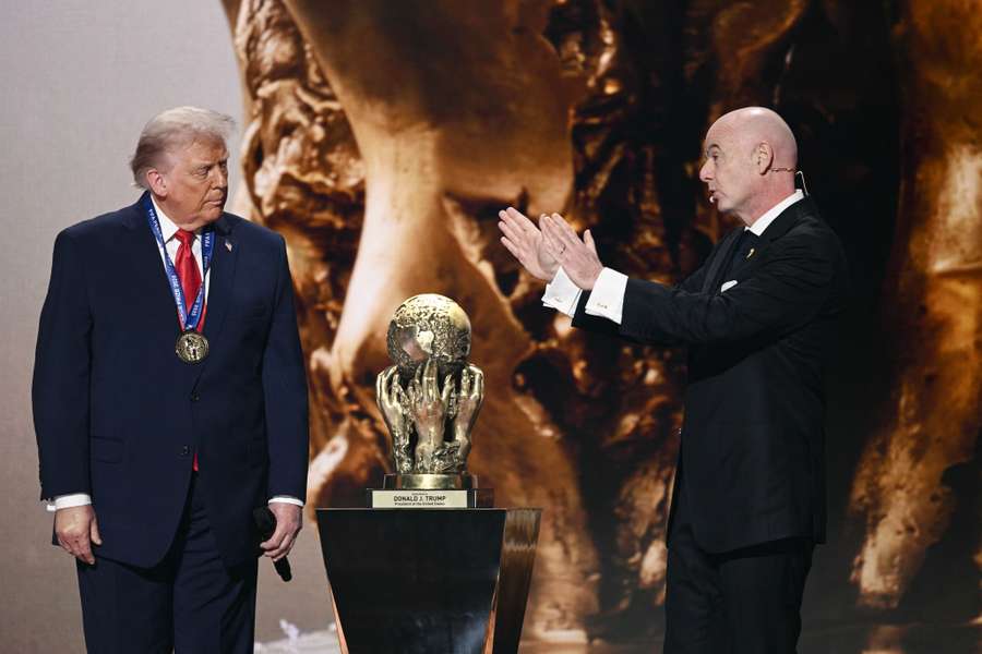 Trump avec le trophée de la paix FIFA.