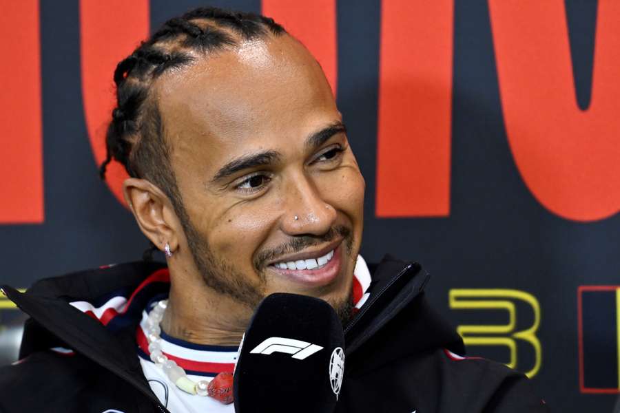 Lewis Hamilton tijdens de persconferentie op Spa