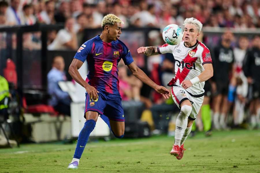 Lamine Yamal ante Pep Chavarría en el Rayo-Barça