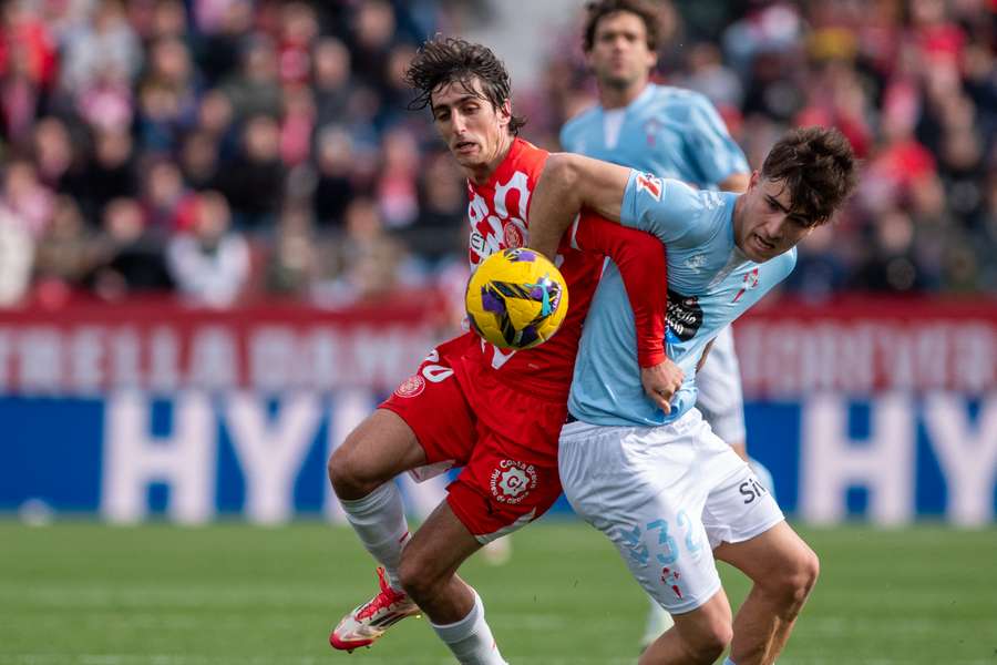 Bryan Gil y Javi Rodríguez pugnan por el balón
